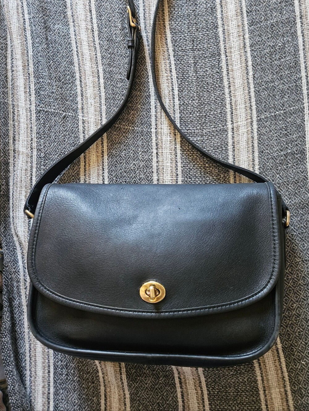 Classic Coach Black Leather Crossbody Shoulder Bag